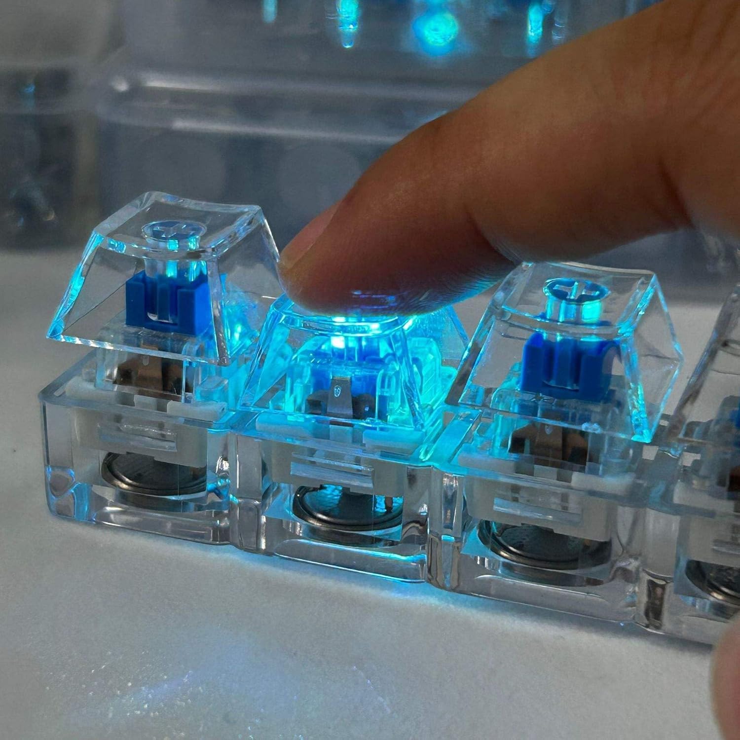 4-Key Mechanical Keyboard Keychain – Clear Acrylic Fidget Toy with Clicky Blue Switches